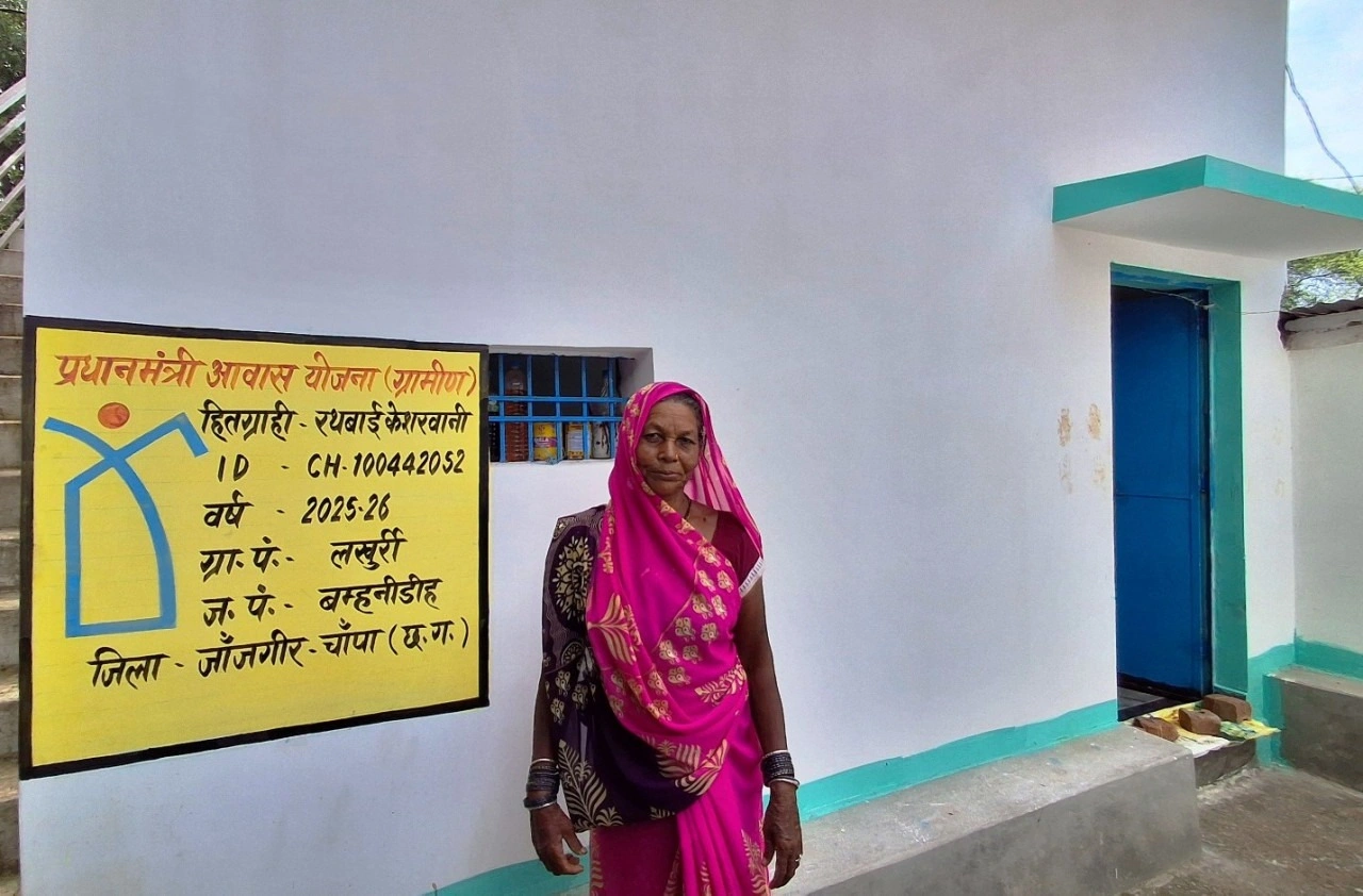 कच्ची छत की चिंता खत्म: जांजगीर की रथबाई को पीएम आवास से मिली पक्की छत, उज्ज्वला-महतारी वंदन योजना से संवरा जीवन