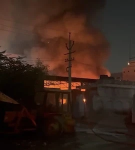 जयपुर के सीतापुरा स्थित लग्जरी कार वर्कशॉप में लगी भीषण आग, आठ कारें जलकर खाक