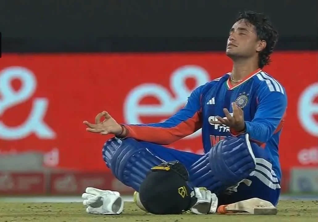 अभिषेक शर्मा ने रचा इतिहास, मात्र 30 गेंदों में जड़ा भारत का सबसे तेज टी-20 शतक