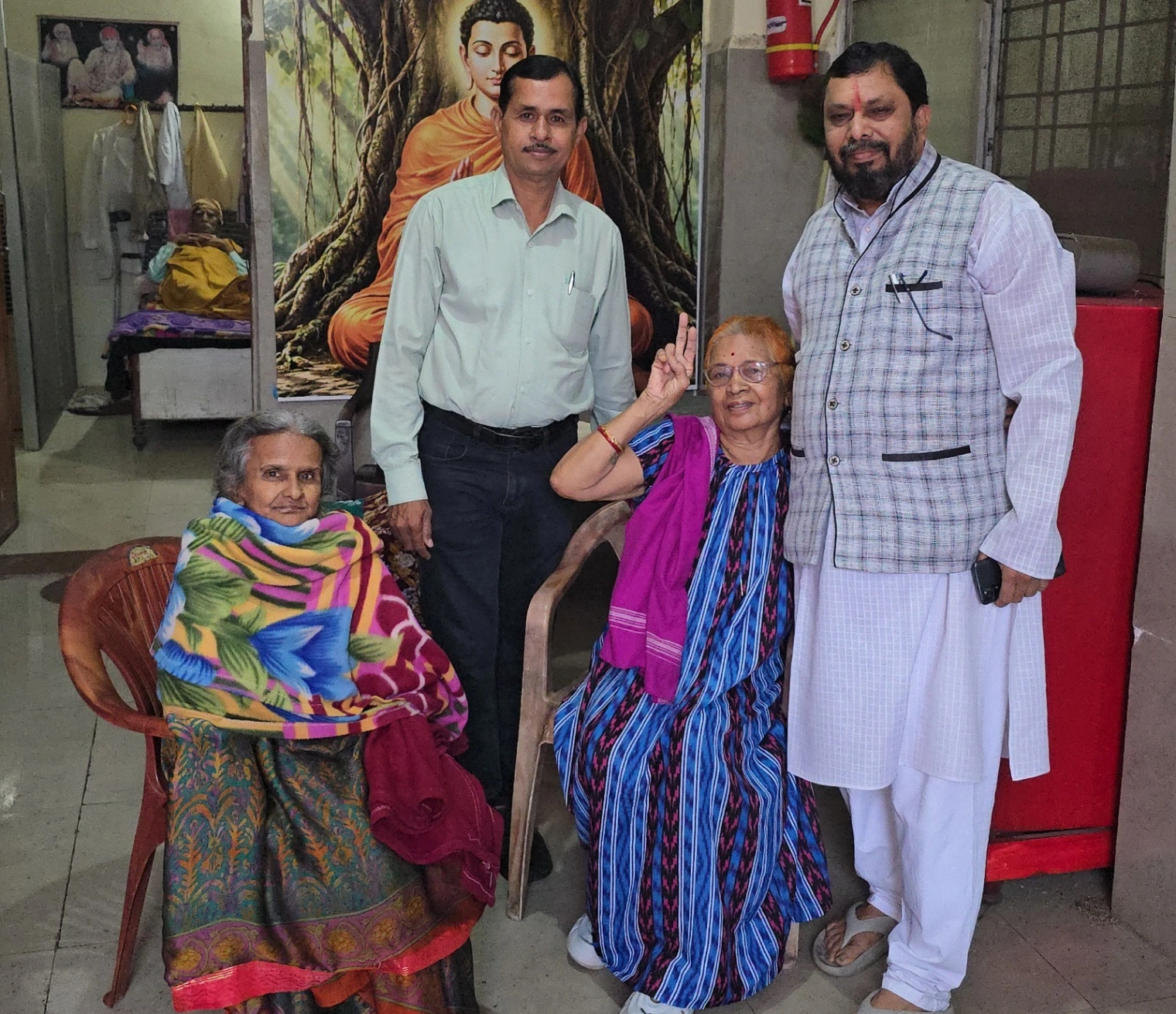 विवेकानंद विचार मंच ने वृद्धाश्रम में वरिष्ठजनों के साथ बिताया वक्त