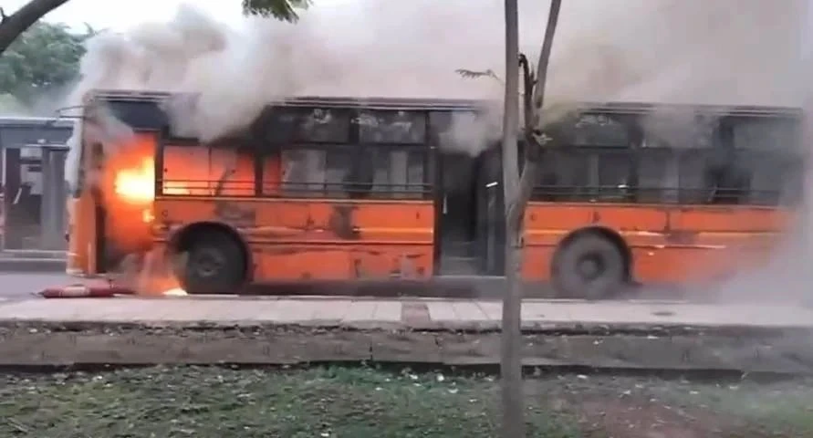 Nava Raipur Bus Fire: कर्मचारियों से भरी बस जलकर खाक, सभी सुरक्षित