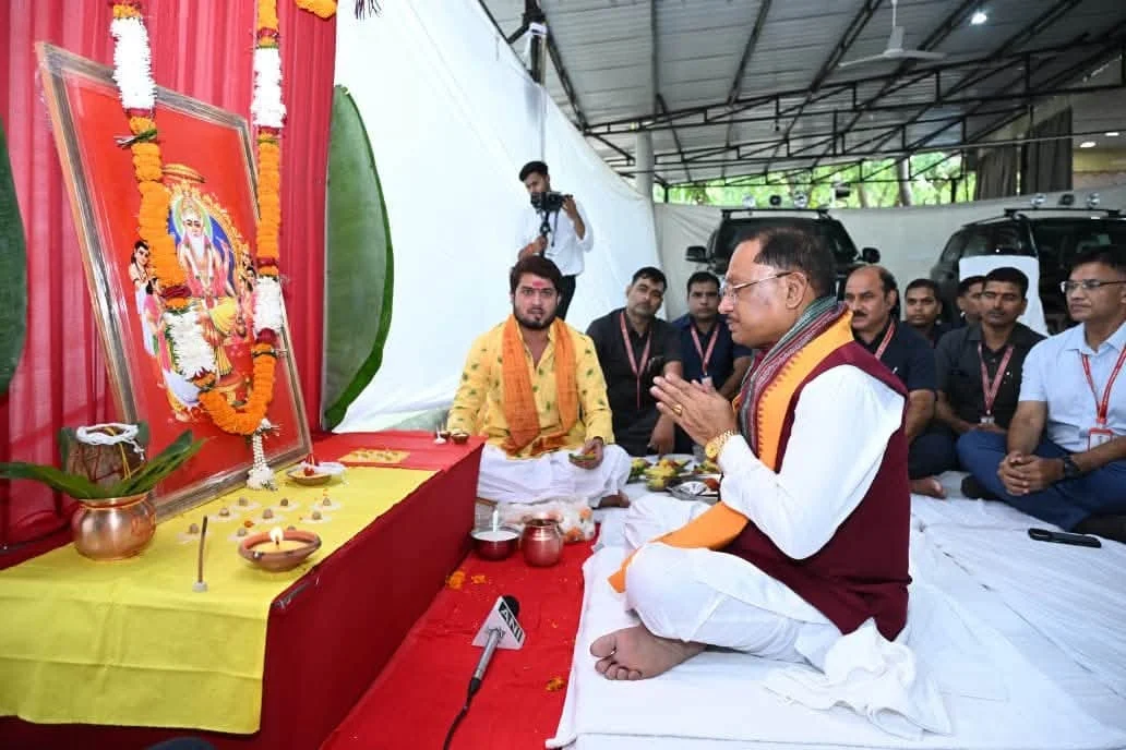 सीएम विष्णु देव साय ने की भगवान विश्वकर्मा की पूजा, बोले- श्रमवीरों की मेहनत से ही मजबूत होगा छत्तीसगढ़