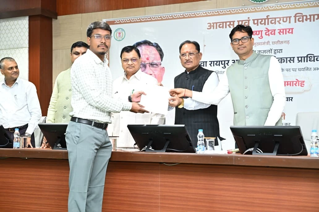 मुख्यमंत्री विष्णु देव साय उप अभियंताओं को नियुक्ति पत्र सौंपते हुए