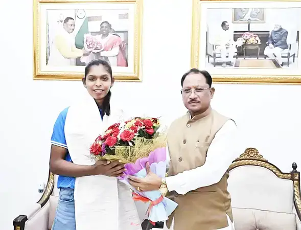 मुख्यमंत्री विष्णु देव साय ने एशियन गेम्स की स्वर्ण पदक विजेता संजू देवी को दी 51 लाख की प्रोत्साहन राशि