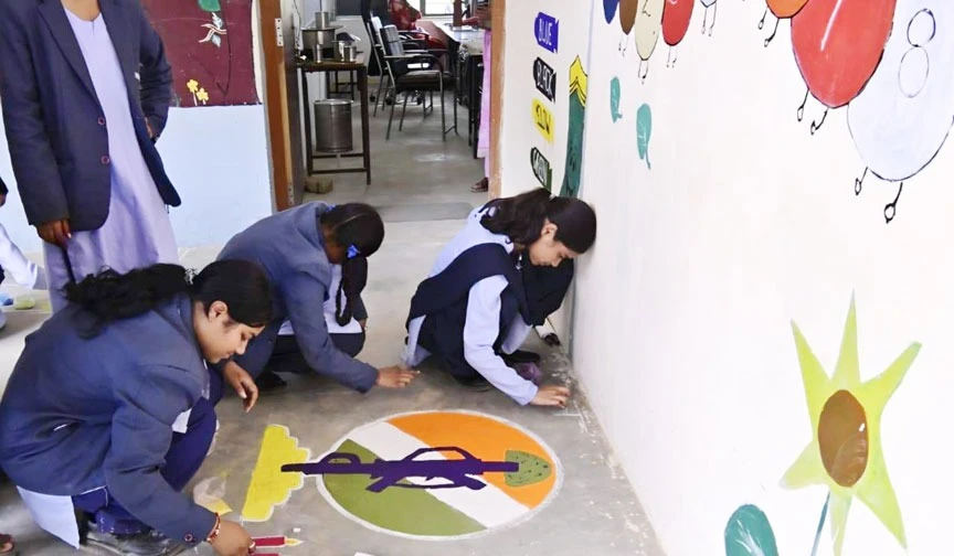कोण्डागांव के स्कूलों में 'मेरे सपनों का भारत' की गूंज, बच्चों ने पेंटिंग से उकेरा विकसित छत्तीसगढ़