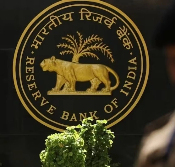 लातूर बैंक के डायरेक्टर पद से हटाए गए मंत्री बाबासाहेब पाटिल, 10 साल की सीमा पार करने पर आरबीआई की कार्रवाई
