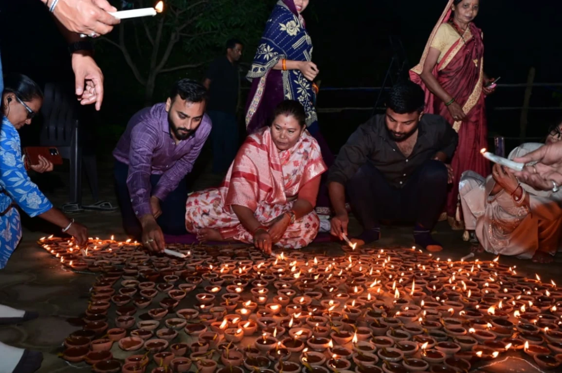 पत्थलगांव में 2100 दीप प्रज्वलित कर मनाया प्रधानमंत्री मोदी का जन्मदिन