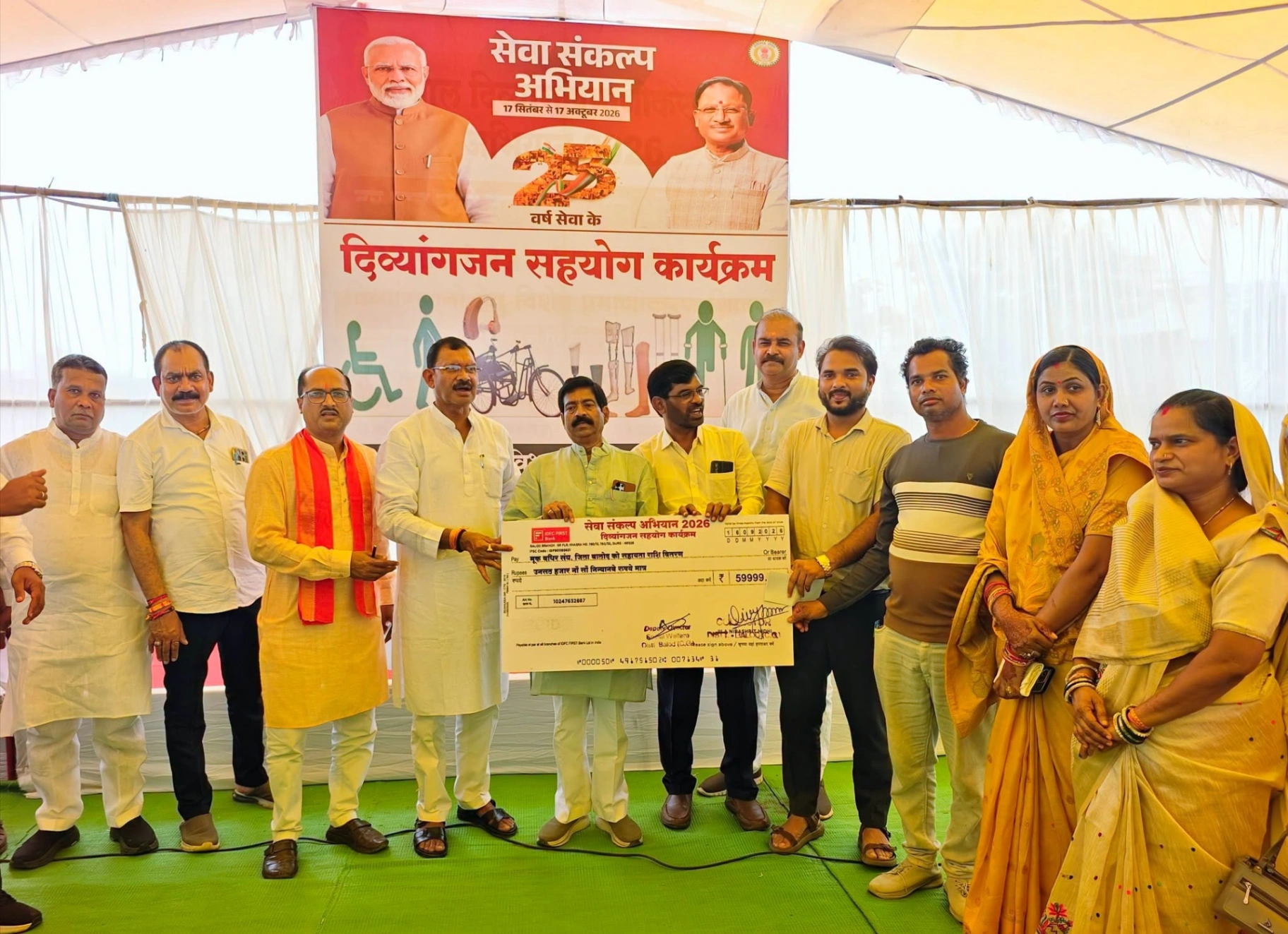 समाज कल्याण विभाग कार्यालय में उमड़ी दिव्यांगों की भीड़, वरिष्ठ जनप्रतिनिधियों ने जाना हालचाल