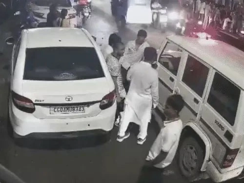 आजाद चौक में बदमाशों ने पेट्रोलिंग गाड़ी पर ही कर दिया हाथ साफ, तालियां बजाते हुए हुए फरार
