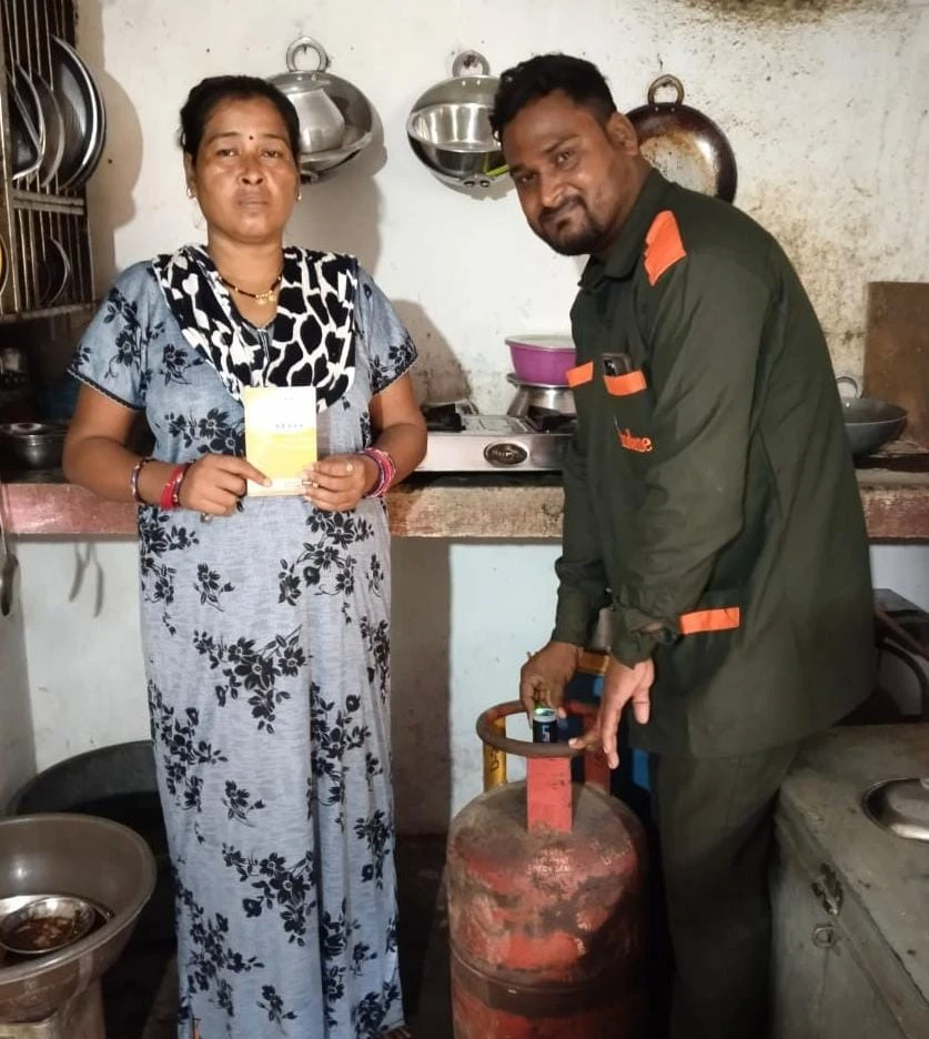 उज्ज्वला योजना से शारदा बाई को मिली जहरीले धुएं से मुक्ति