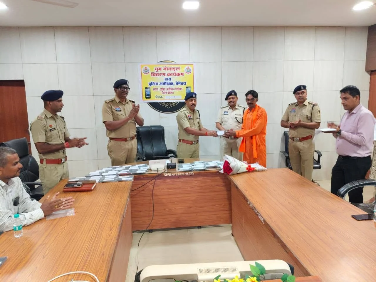 बेमेतरा पुलिस का बड़ा एक्शन - CEIR पोर्टल से खोज निकाले 16 लाख रुपये के 80 गुम मोबाइल