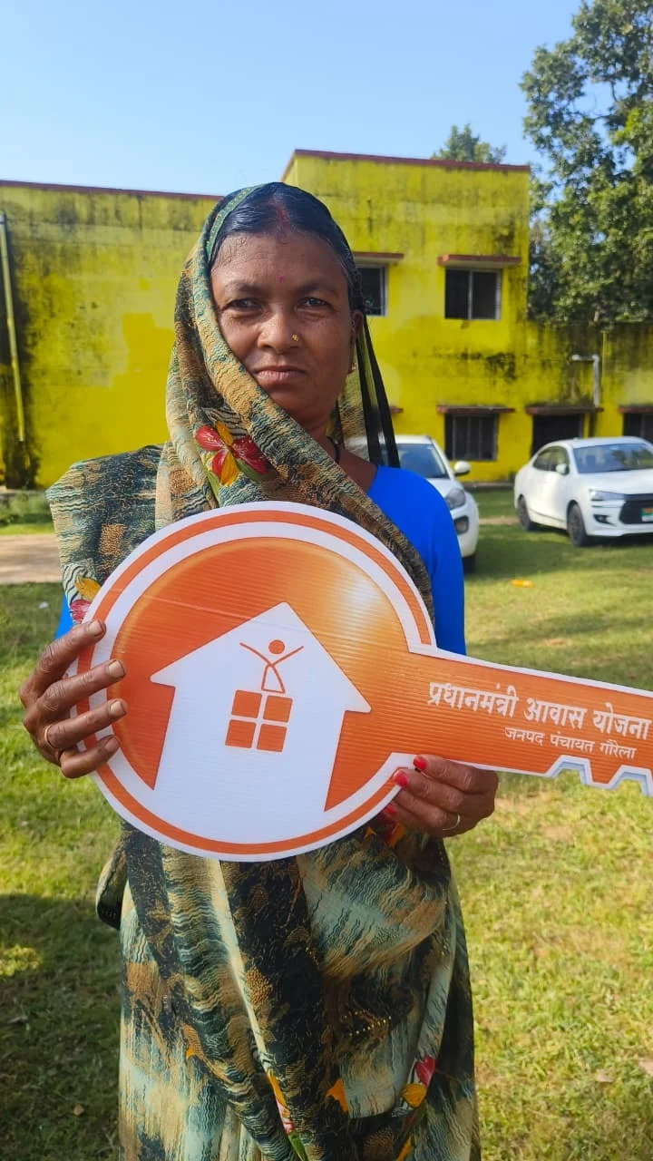 पक्के घर का सपना हुआ पूरा: कच्चे मकान की दिक्कतों से मिली राहत, सुकनी बाई को मिली आवास की चाबी