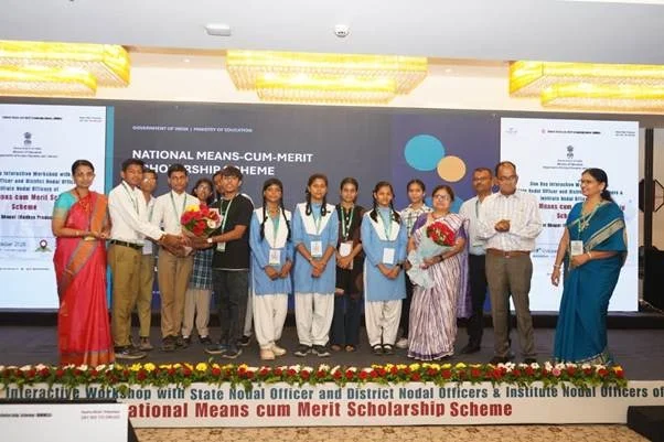 मेधावी छात्रों को हर साल मिलेंगे 12 हजार रुपये- शिक्षा मंत्रालय ने भोपाल में की छात्रवृत्ति योजना की समीक्षा