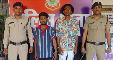 ई रिक्शा में घुम घुमकर मोबाईल फोन लूट/चोरी करने वाला गिरोह चढ़ा पुलिस के हत्थे