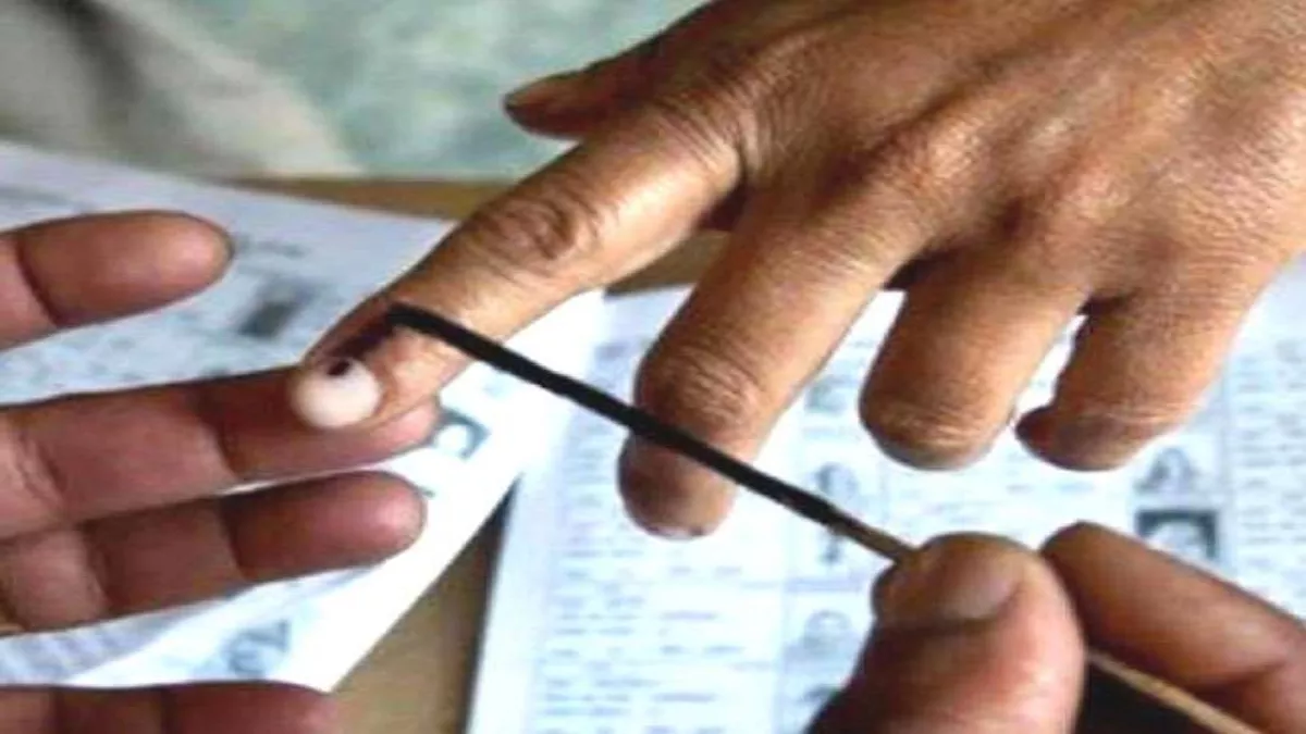 नुक्कड़ नाटक के माध्यम ग्रामीणों को बताया गया मतदान का महत्व