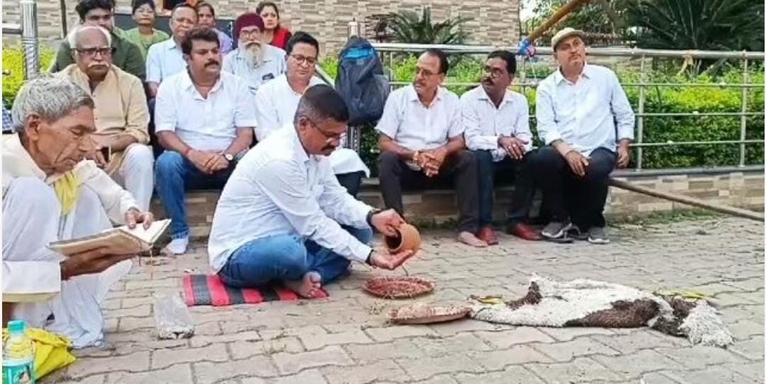 जर्जर सड़क पर अनोखा विरोध: जागरूक नागरिकों ने किया 'सिस्टम' का श्राद्ध