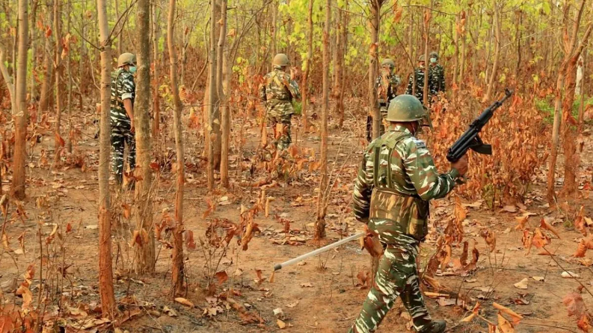 बूझमाड़ में मुठभेड़ जारी: दो महिला नक्सलियों सहित चार वर्दीधारी नक्सलियों के शव बरामद, भारी मात्रा में हथियार जब्त