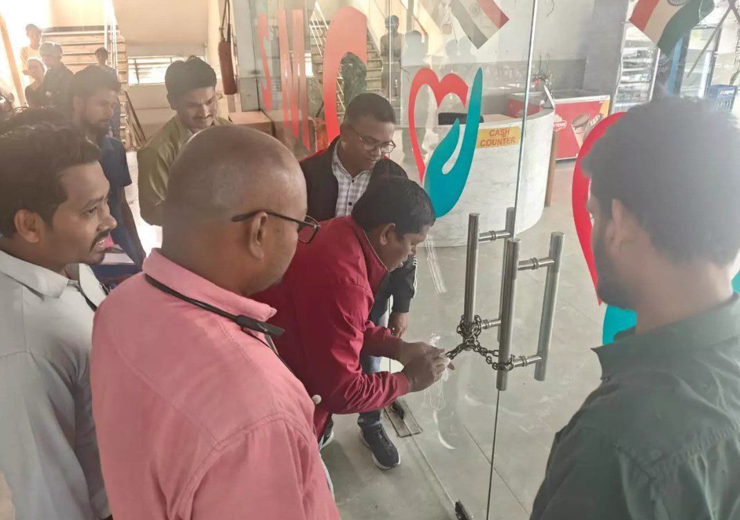 बिना अनुमति संचालित केंटीन और डाइनिंग एरिया पर निगम की कार्रवाई, SMC हॉस्पिटल का रैंप भी हटाया गया