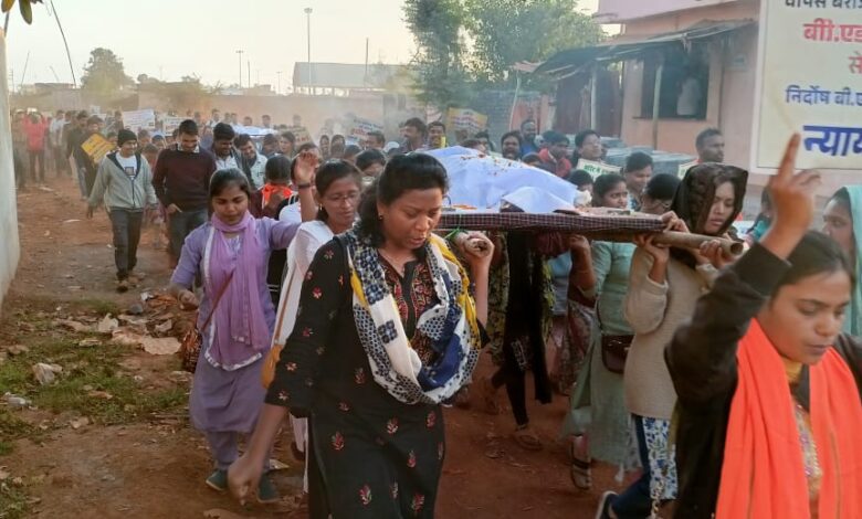बीएड प्रशिक्षित सहायक शिक्षकों ने निकाली एनसीटीई की शव यात्रा, समायोजन की मांग को लेकर गूंजे नारे