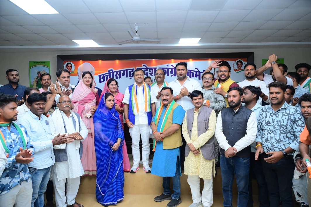 भाजपा जिला उपाध्यक्ष गिरिराज किशोर दास और उनकी पत्नी नम्रता वैष्णव ने किया कांग्रेस प्रवेश