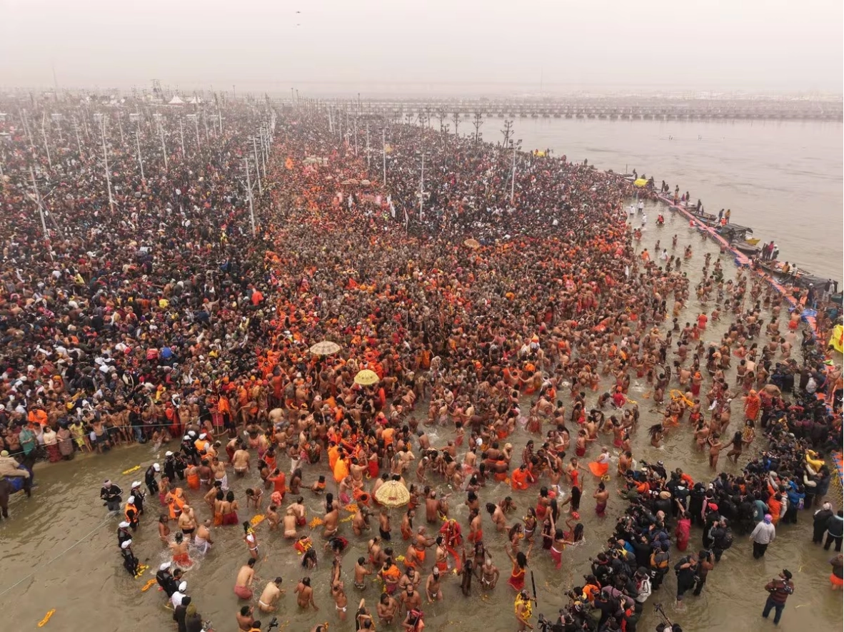 महाकुंभ मेले में पवित्र डुबकी लगाने के लिए श्रद्धालुओं की उमड़ी भारी भीड़