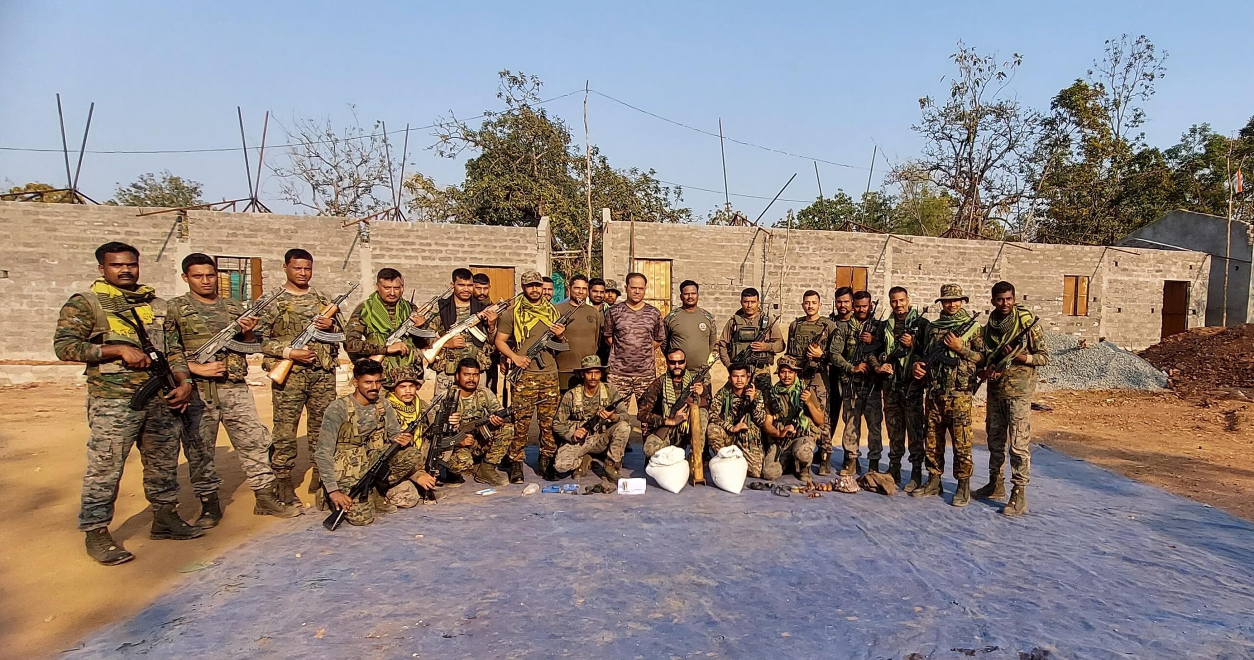 नक्सलियों द्वारा छुपाई गई विस्फोटक सामाग्री और संचार संसाधन सुरक्षा बलों ने की बरामद