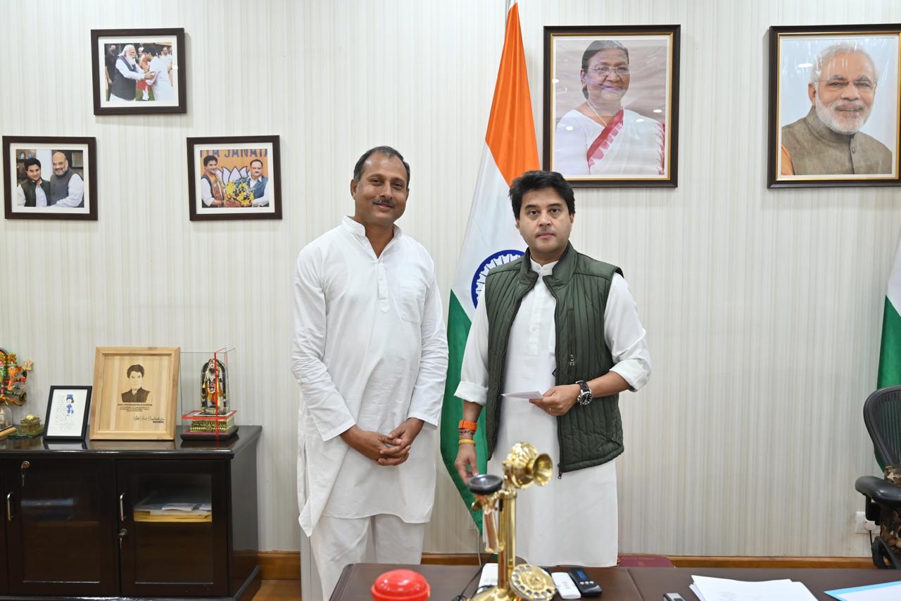 भाजपा नेता मनीष भंडारी ने केंद्रीय मंत्री ज्योतिरादित्य सिंधिया से मिलकर 4G नेटवर्क की सुविधा के लिए जताया आभार"