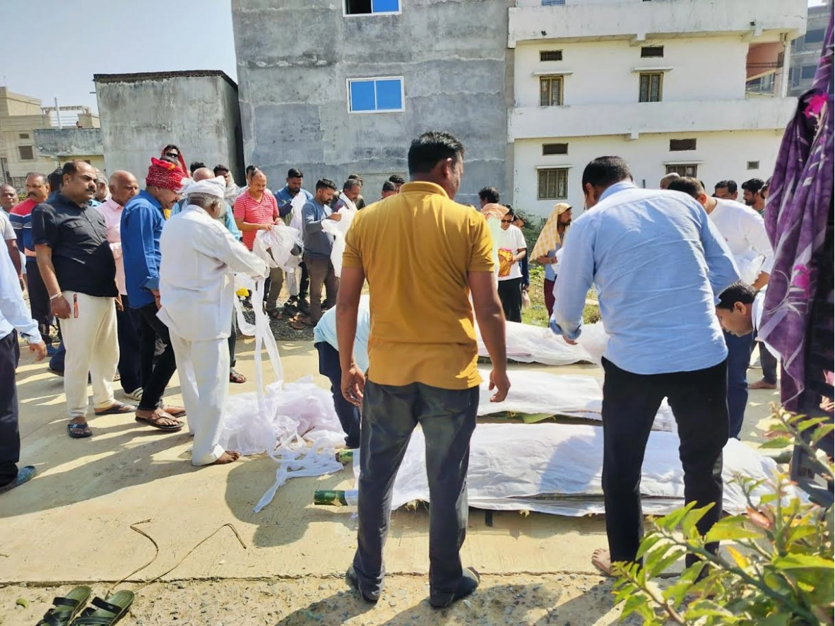सोनभद्र सडक़ हादसे में प्रधान आरक्षक रवि मिश्रा, उनके बेटे और मां की मौत, एक साथ उठीं तीन अर्थियां