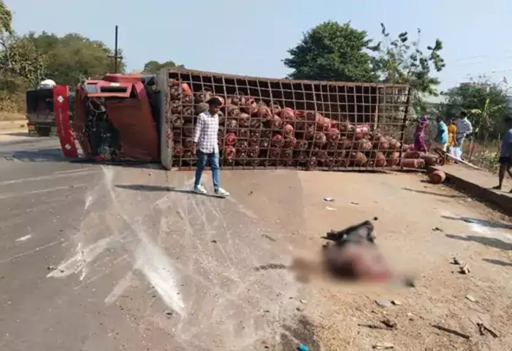 बालोद में गैस सिलेंडर से भरा ट्रक पलटा, चालक की मौत, क्षेत्र में मची अफरा-तफरी