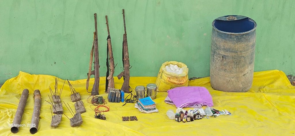 नक्सलियों के भारी हथियार और विस्फोटक सामाग्री का जखीरा सुरक्षा बलों ने जब्बागट्टा जंगल से किया बरामद