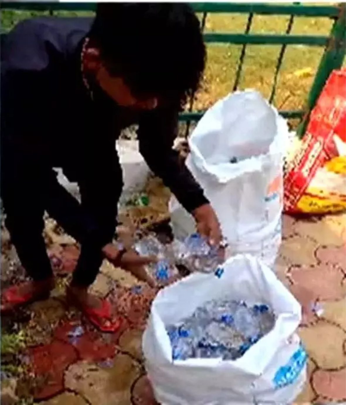 सेप्टिक टैंक बना शराब माफियाओं का अड्डा, 8 बोरियों में भरी 1100 नाग अवैध शराब जब्त