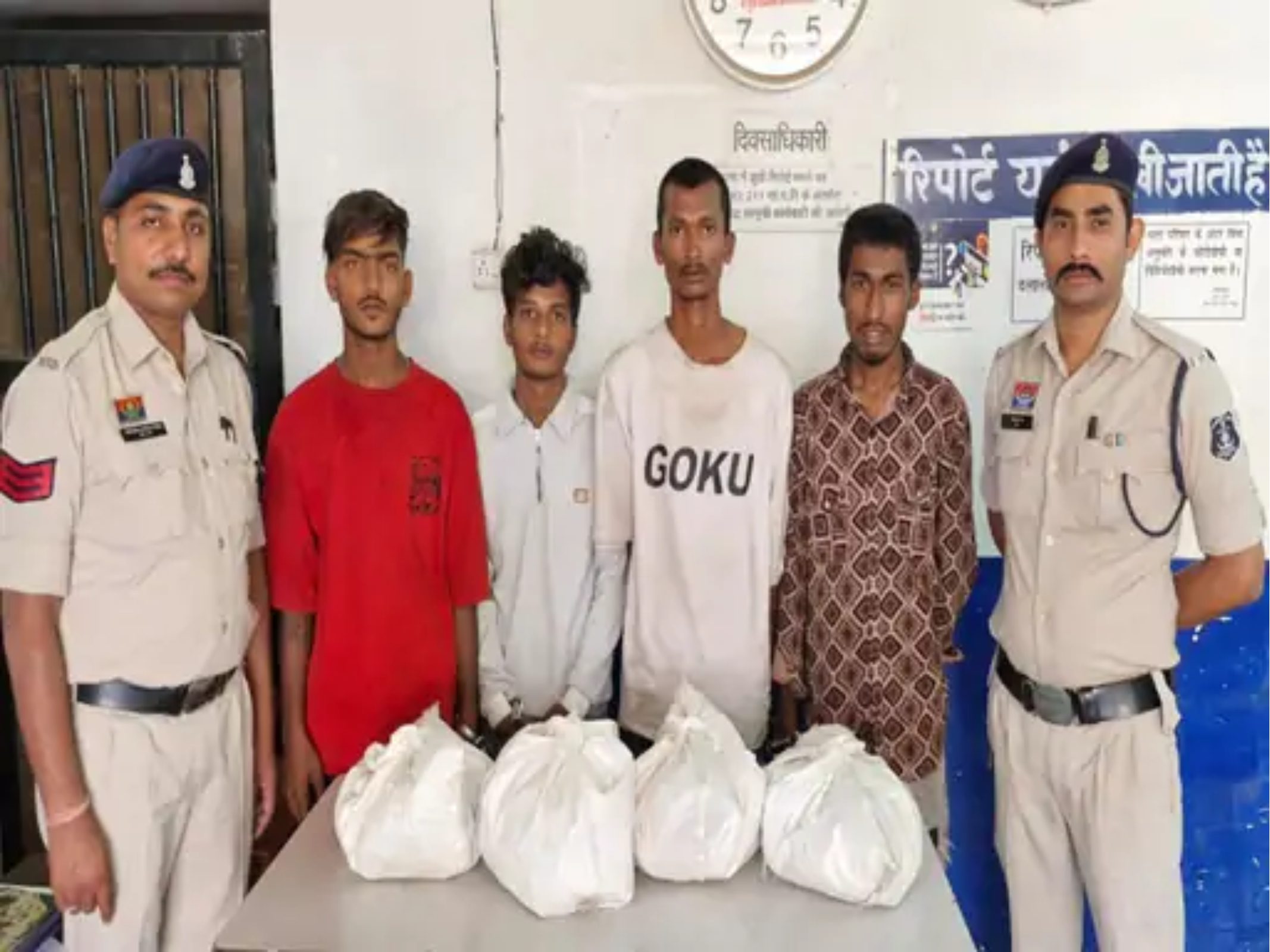 खरोरा में किराना दुकान पर चोरो का धावा: चोरों ने उड़ाया सामान और CCTV सिस्टम, पुलिस ने 4 आरोपियों को दबोचा