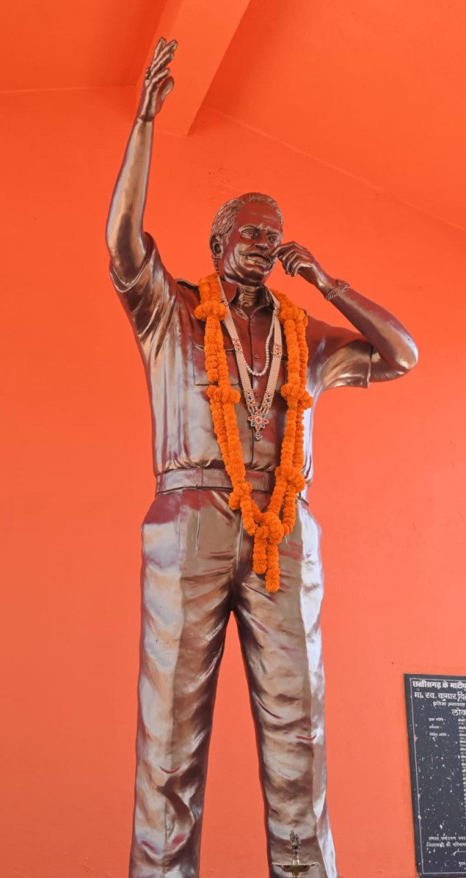 मुख्यमंत्री विष्णु देव साय ने कुनकुरी में स्व. कुमार दिलीप सिंह जूदेव की प्रतिमा पर माल्यार्पण कर किया नमन