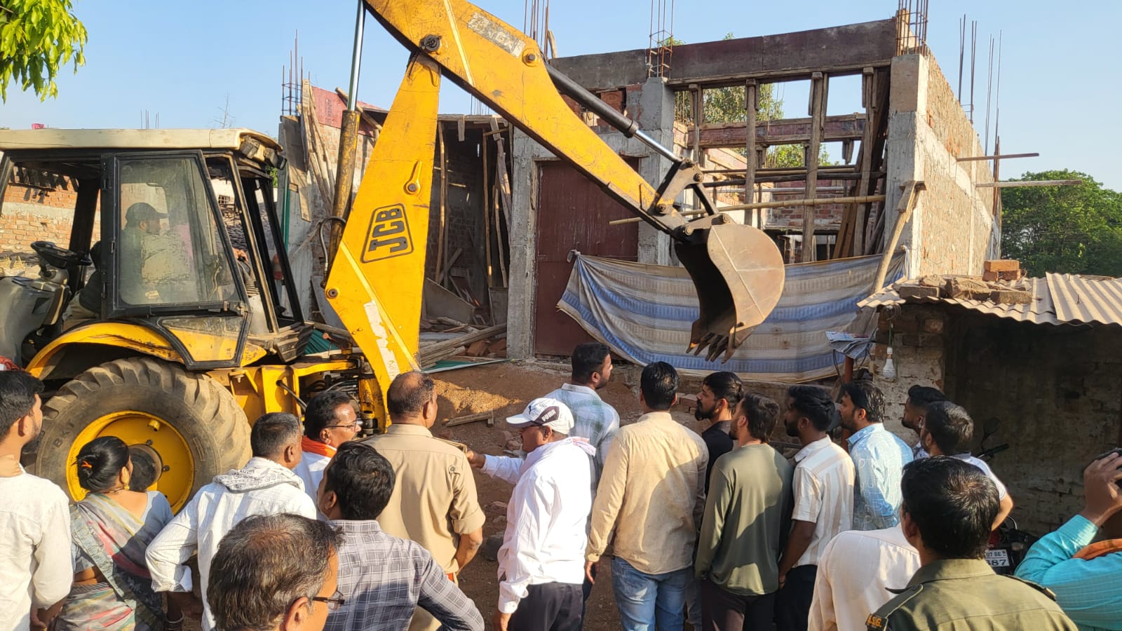 दक्षिण गंगोत्री में अवैध निर्माण पर नगर निगम की बड़ी कार्रवाई, 24 घंटे में JCB से ढहाया गया मकान