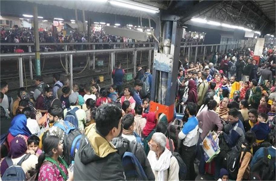 नई दिल्ली रेलवे स्टेशन पर भगदड़ के बाद डीआरएम सुखविंदर सिंह का तबादला