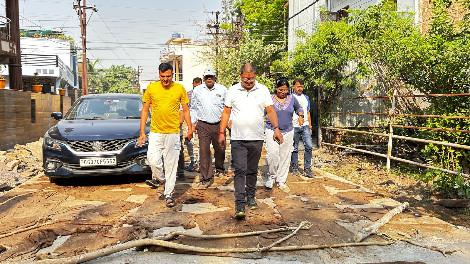 सांसद निधि एवं अधोसंरचना मद से निर्माणाधीन कार्यो का निरीक्षण करने पहुंचे आयुक्त
