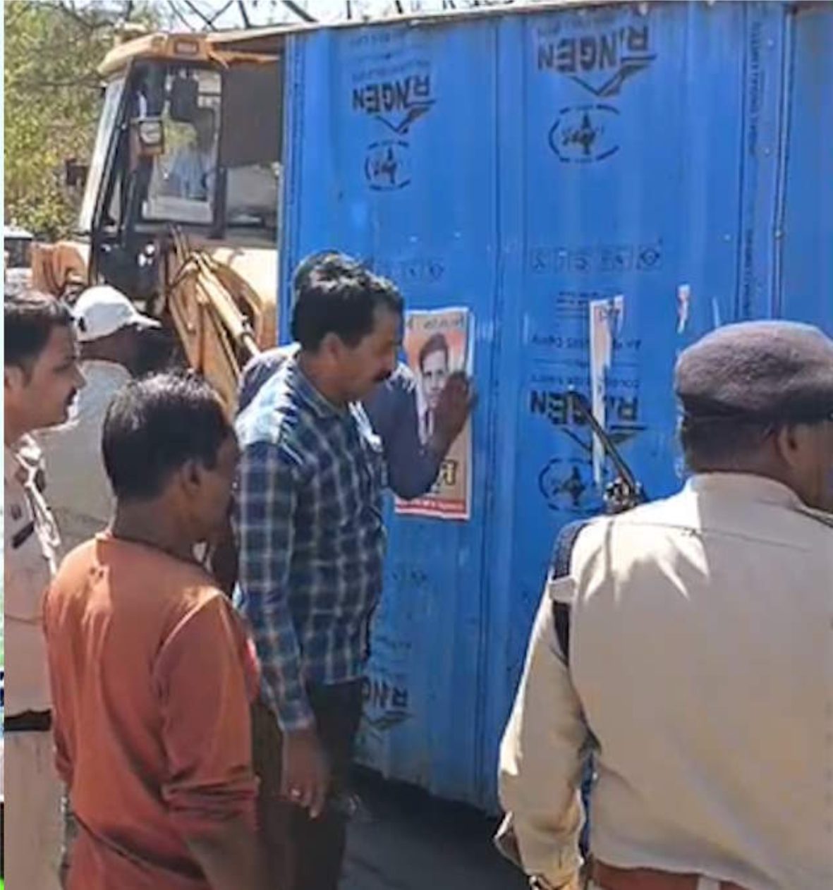 रायपुर में अवैध दुकानों और ठेलों पर कार्यवाही, नगर निगम ने शुरू किया बुलडोज़र अभियान