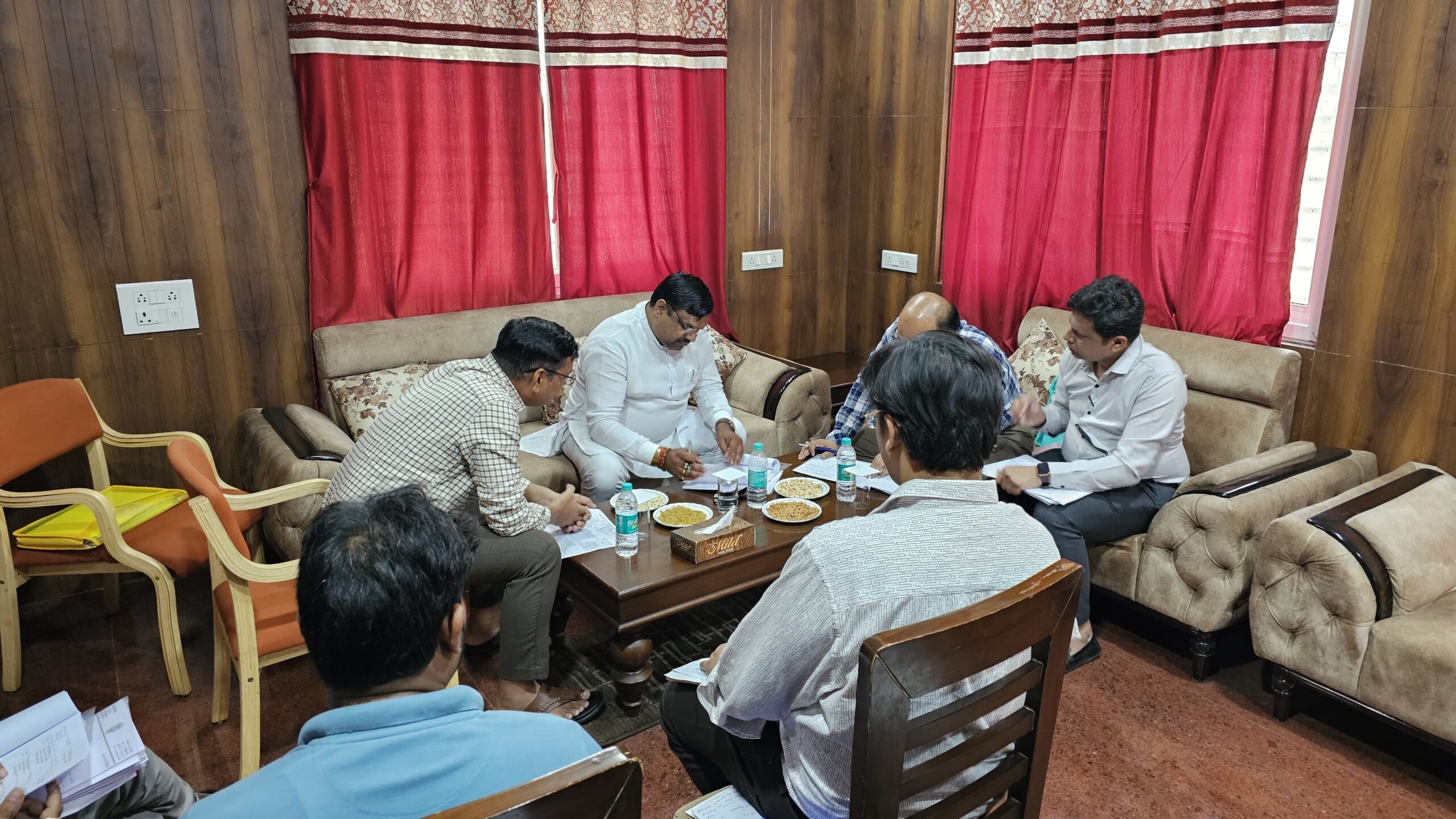 विकास कार्यों को लेकर विधायक गजेन्द्र यादव ने की समीक्षा बैठक