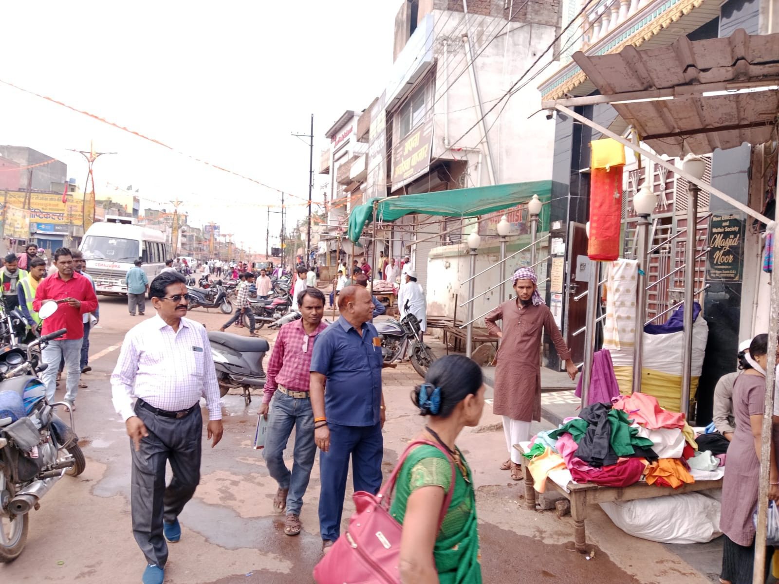 सुपेला संडे बाजार में सड़क पर पसरा व्यापार, निगम ने फिर की सख्त कार्रवाई