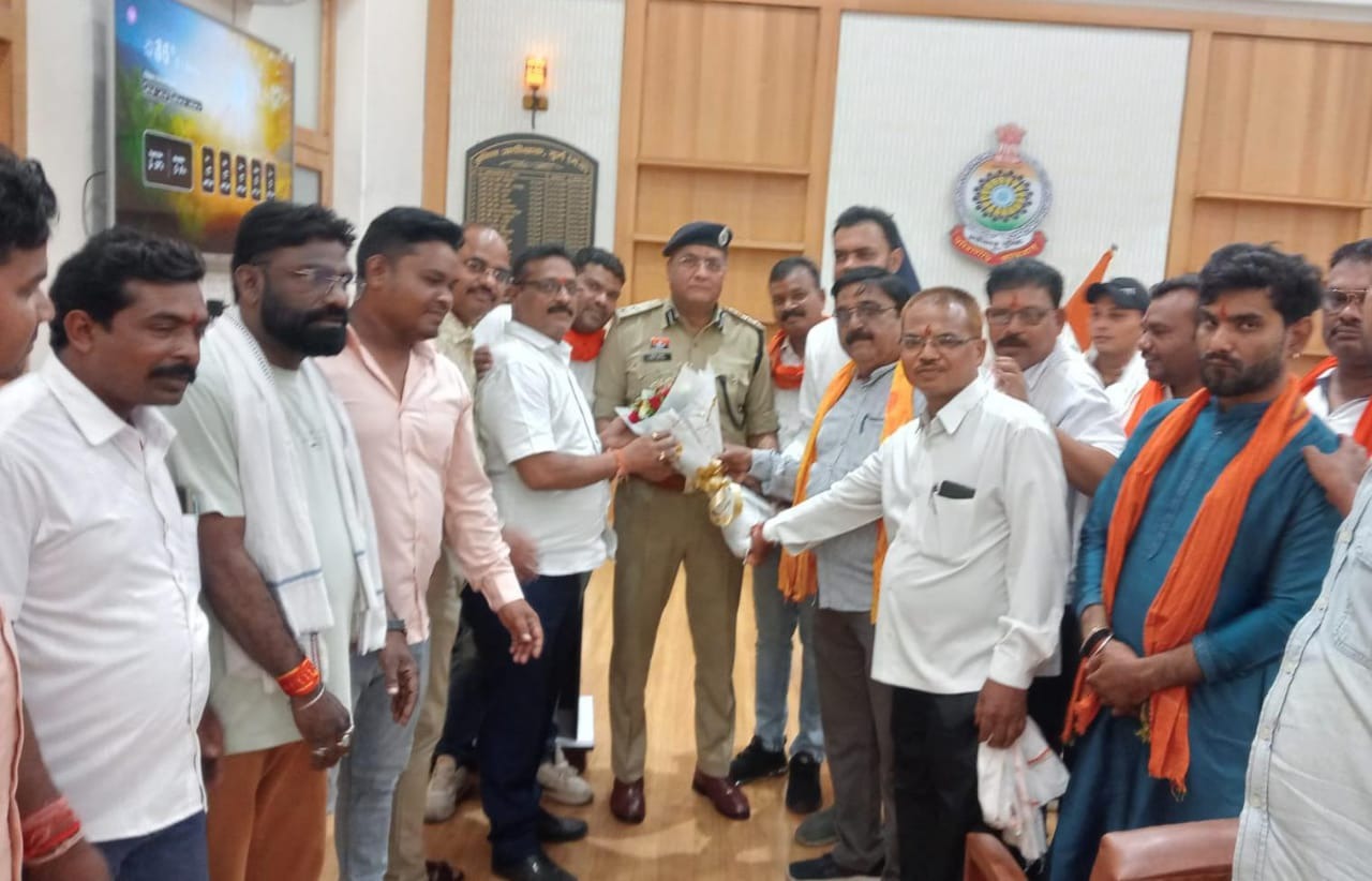 सभापति श्याम शर्मा ने पार्षदो के साथ शहर के नए एसपी विजय अग्रवाल को पुष्पगुच्छ देकर किया अभिनंदन