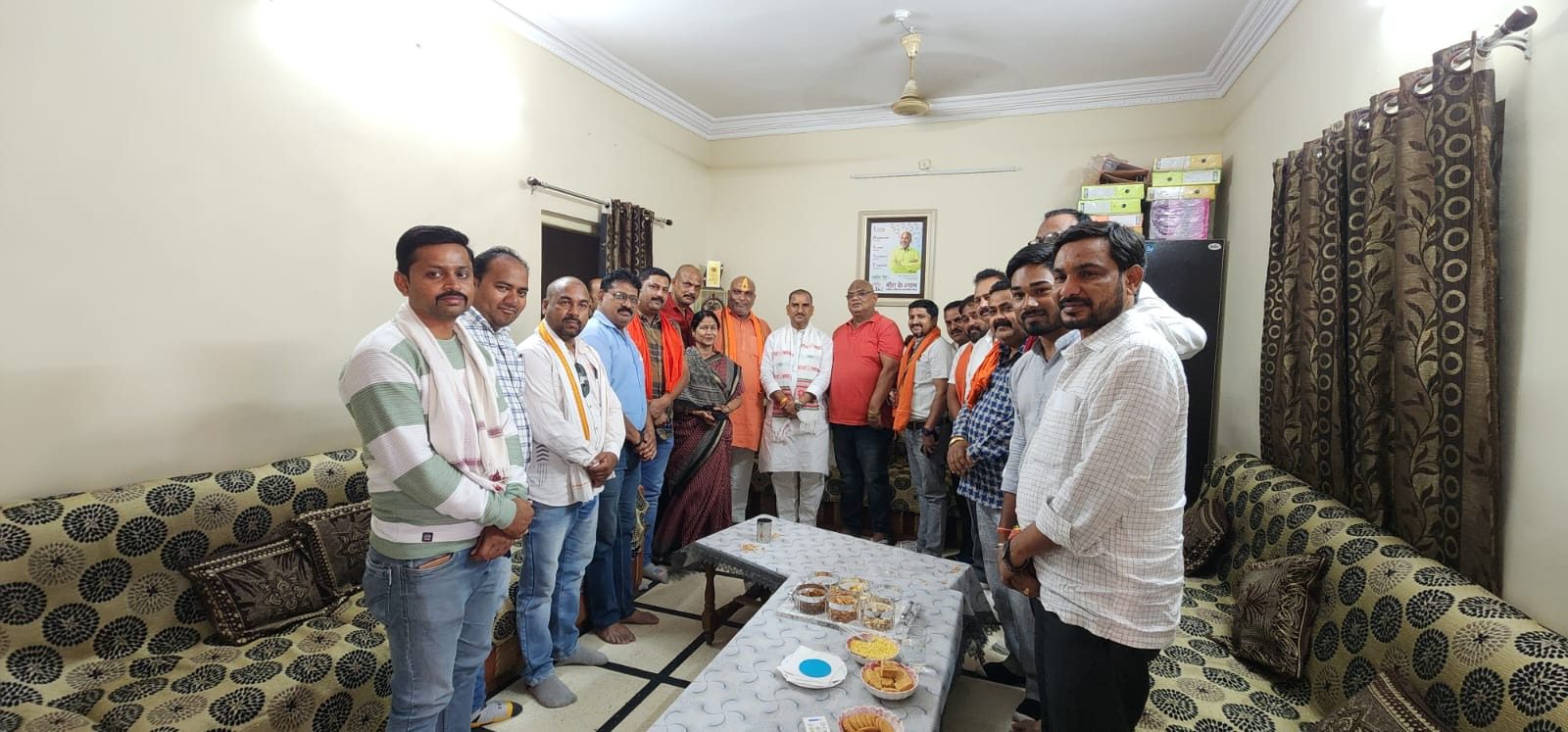 ललित चंद्राकर की माता पूर्णिमा चंद्राकर को श्रद्धांजलि देने पहुंचे केंद्रीय मंत्री तोखन साहू और विधानसभा अध्यक्ष रमन सिंह