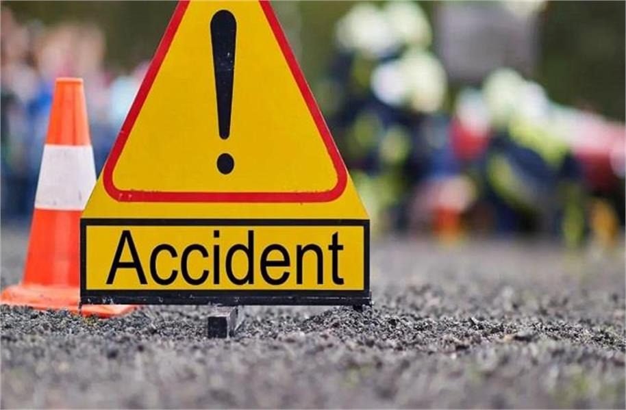 टेम्पो पलटने से तीन की मौत, 10 घायल