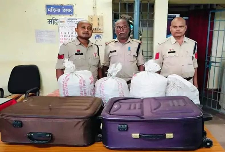 दुर्ग पुलिस ने यात्री बस की डिग्गी से 21 किलो गांजा किया जब्त