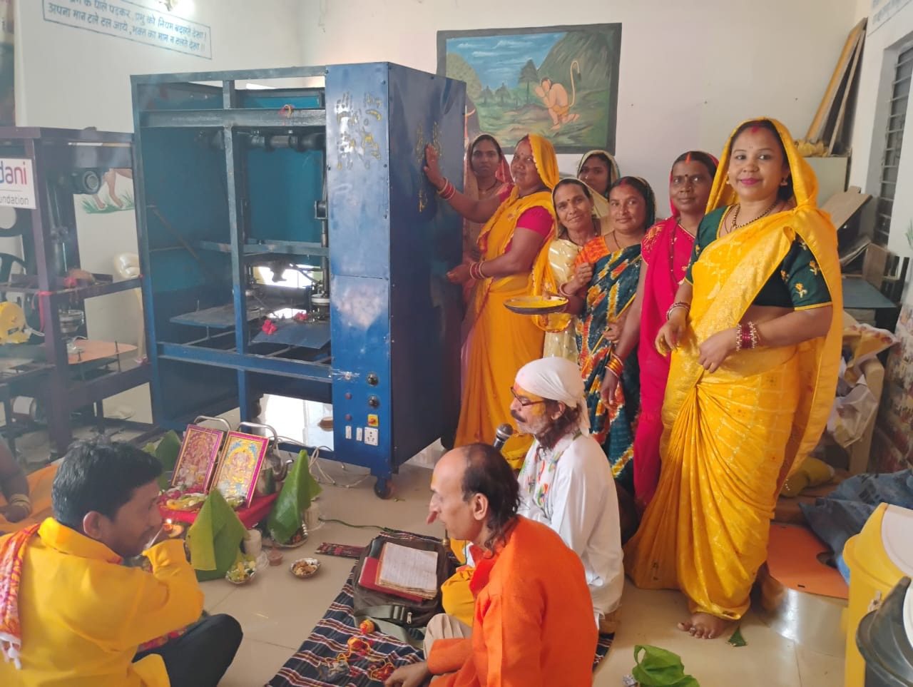 निषाद समाज की महिलाओं ने किया दोना पत्तल मशीन का उद्घाटन