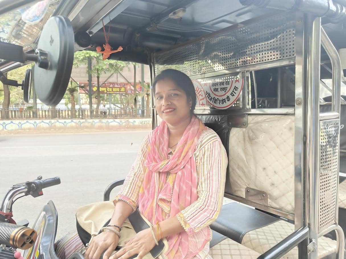 आत्मनिर्भर बनीं श्रीमती भुनेश्वरी साहू, दीदी ई-रिक्शा योजना से हुआ जीवन में बदलाव