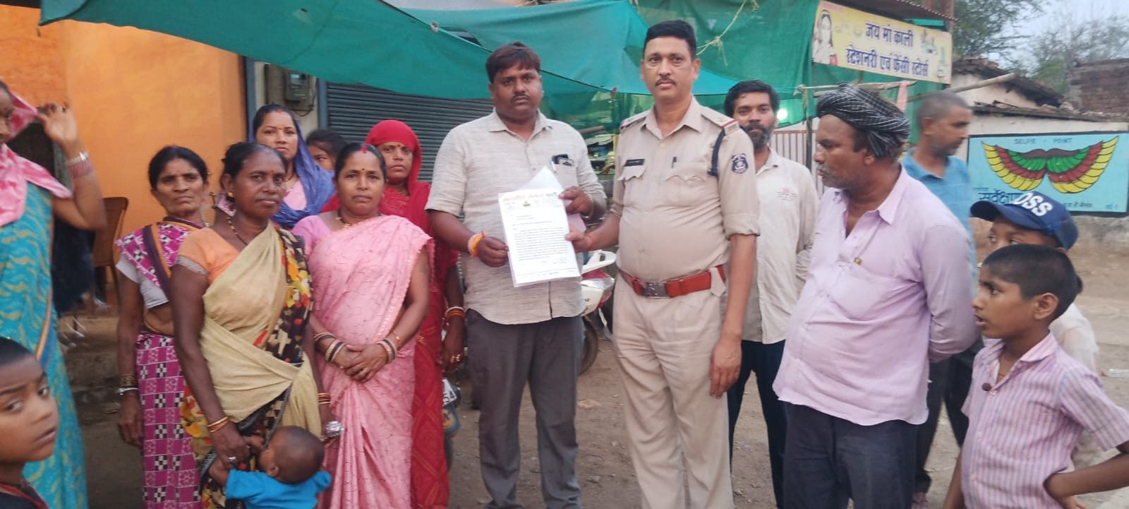 उरला बाजार में बढ़ते अपराध को लेकर सब्जी व्यापारीयों ने किया विरोध प्रदर्शन