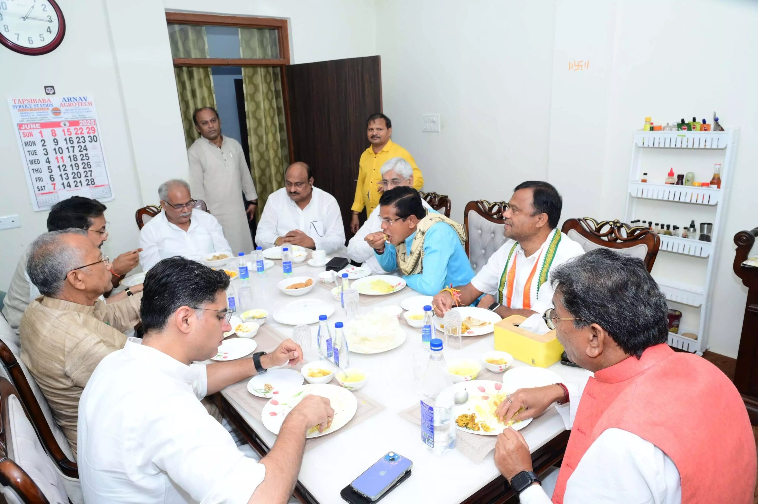 छत्तीसगढ़ दौरे पर पहुंचे सचिन पायलट, चरणदास महंत के निवास पर कांग्रेसजनों संग की अहम बैठक