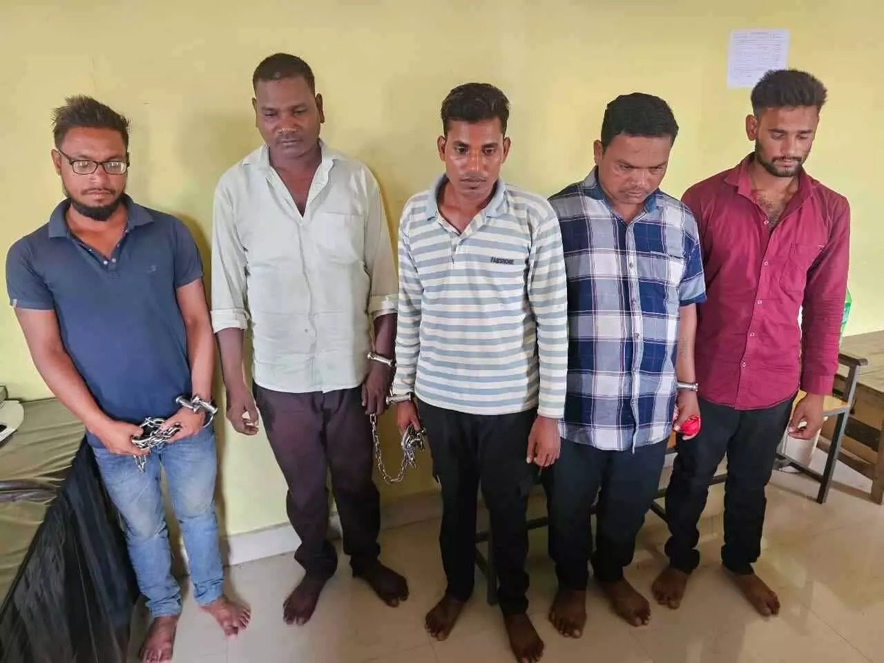 खनिज माफिया का आतंक: मुखबिरी के शक में युवक को खंभे से बांधकर पीटा, चार आरोपी गिरफ्तार