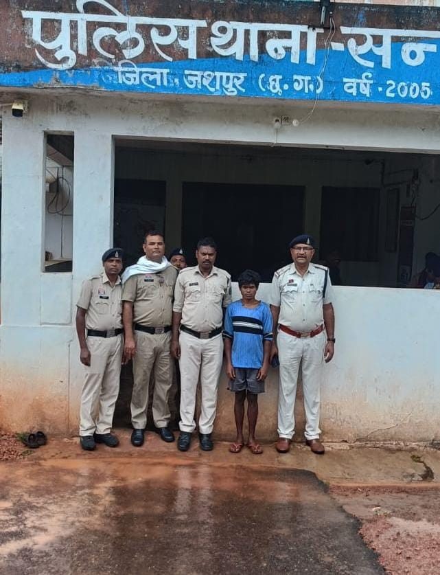 जशपुर में नाबालिग लड़की से छेड़छाड़ पर गुस्साए तीन युवकों ने अज्ञात व्यक्ति की कर दी हत्या, पुलिस ने दो नाबालिग सहित तीनों आरोपियों को किया गिरफ्तार