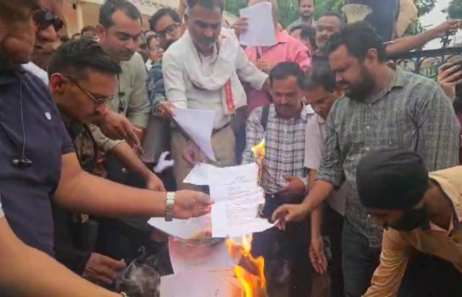 रायपुर में पत्रकारों का फूटा गुस्सा: अस्पतालों में रिपोर्टिंग रोकने वाले सरकारी आदेश की प्रतियां जलाकर जताया विरोध